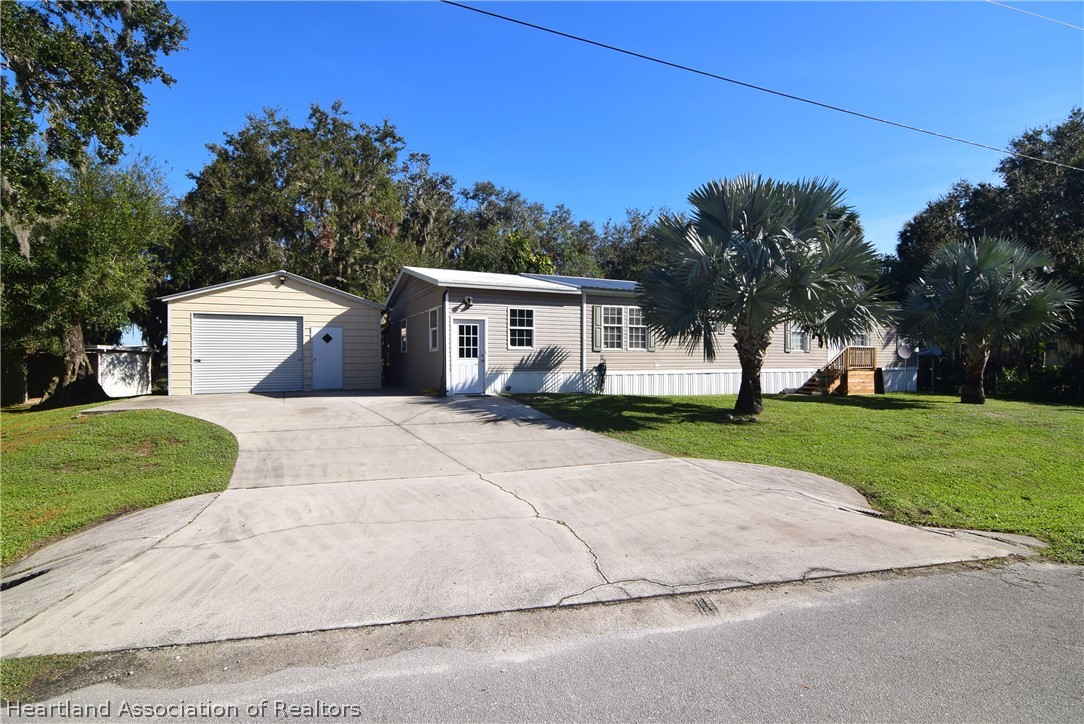 3124 White Oak Road Lorida, FL 33857 - Photo 3 of 34 a front view of a house with a yard