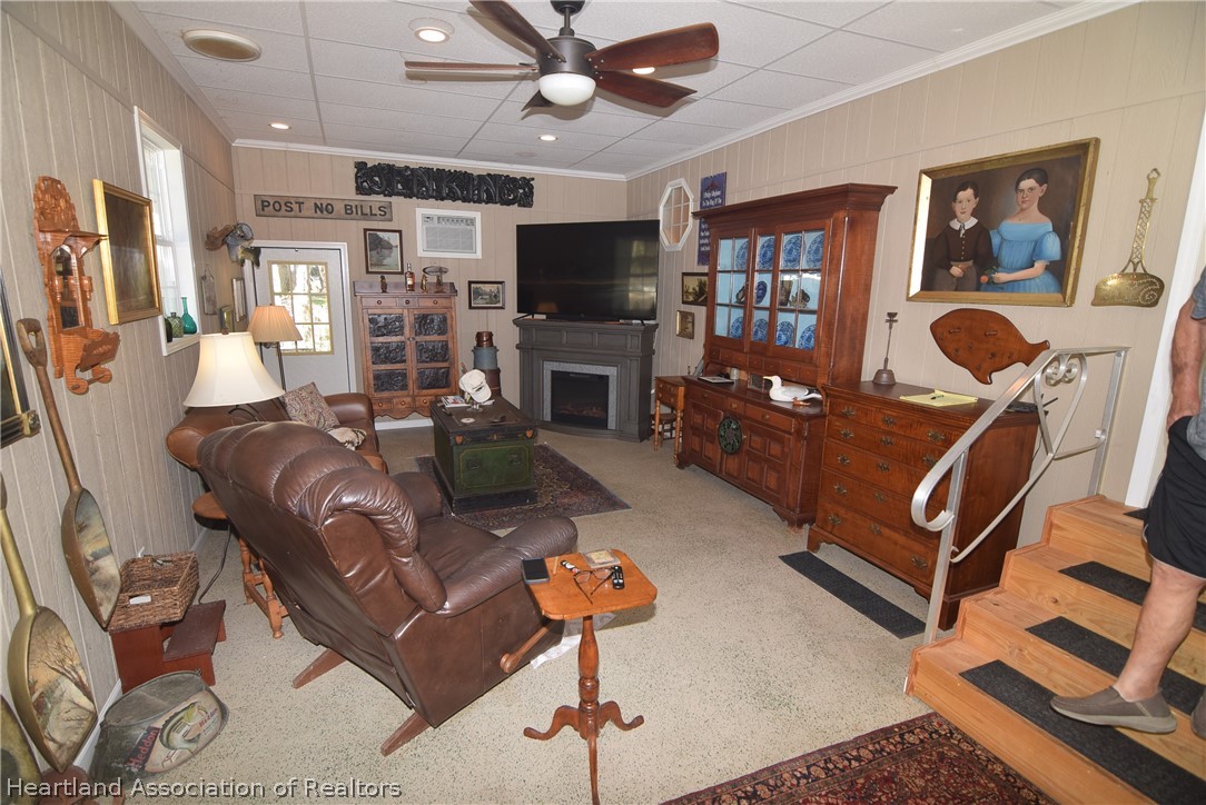 3124 White Oak Road Lorida, FL 33857 - Photo 32 of 34 a living room with furniture a flat screen tv and kitchen view