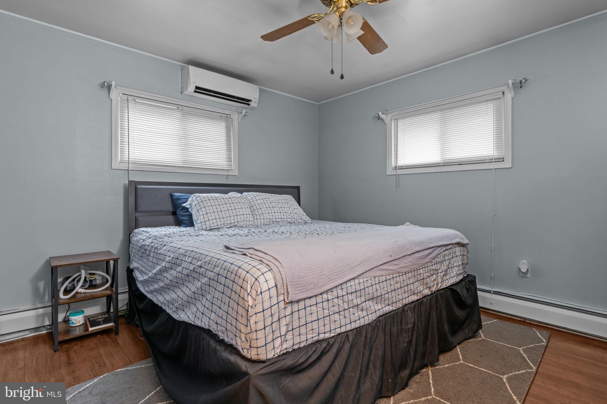 17 Middle Road Levittown, PA 19056 - Photo 9 of 22 a bedroom with a bed and a window