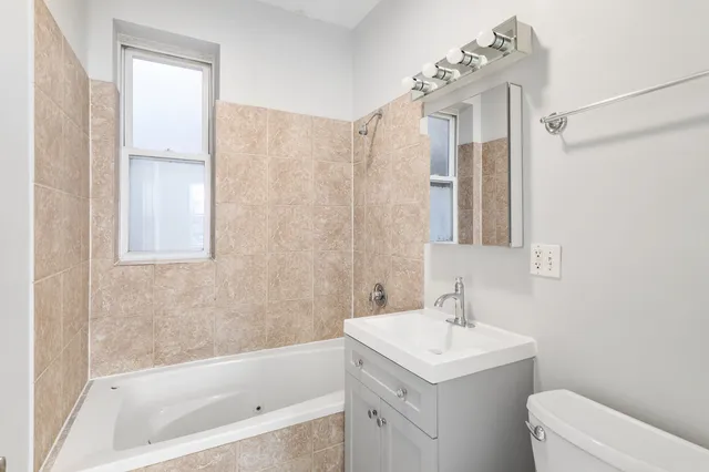 $2,029 | 7322 North Damen Avenue, Unit 3, Chicago, IL 60645