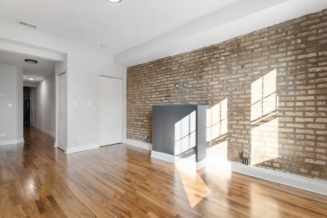 $2,029 | 7322 North Damen Avenue, Unit 3, Chicago, IL 60645