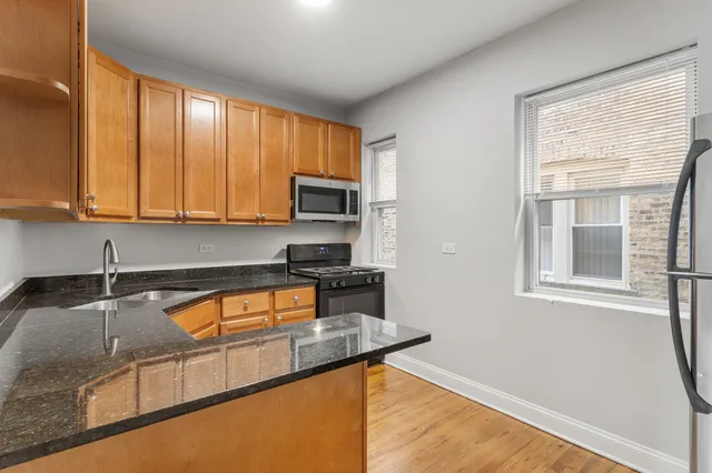 $2,029 | 7322 North Damen Avenue, Unit 3, Chicago, IL 60645