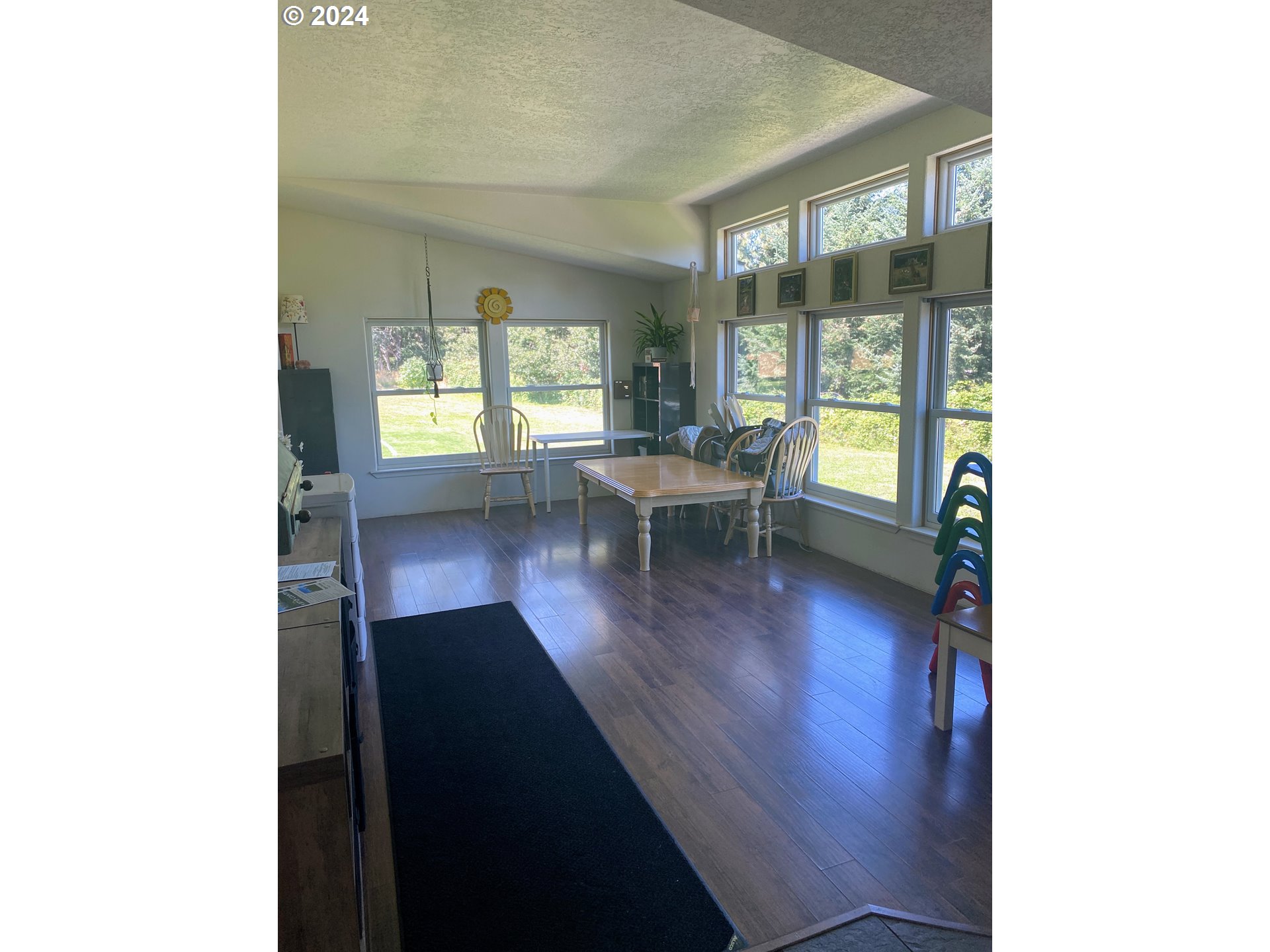 1290 Country Club Road Hood River, OR 97031 - Photo 16 of 48 Living Room/Entrance