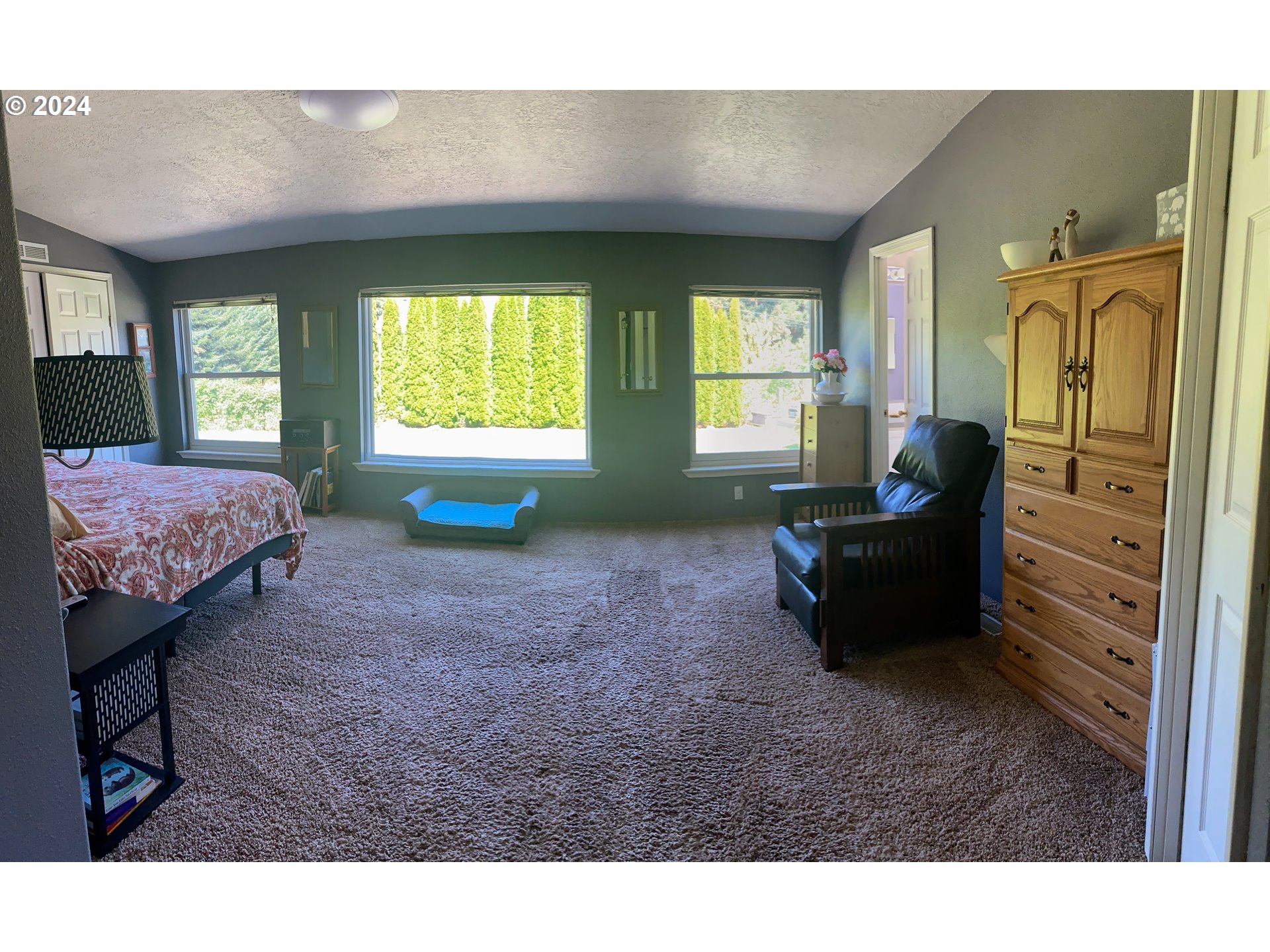 1290 Country Club Road Hood River, OR 97031 - Photo 32 of 48 Primary Bedroom