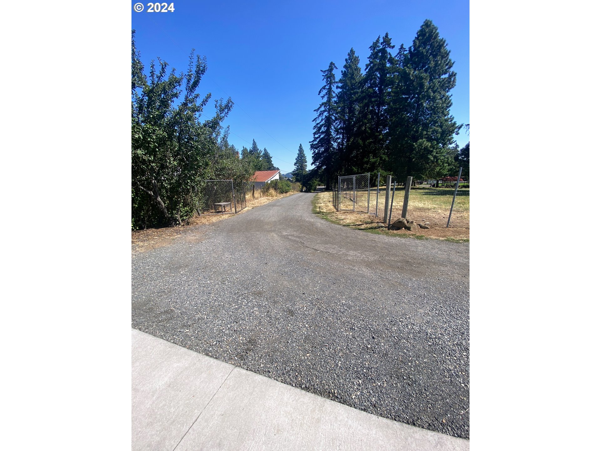 1290 Country Club Road Hood River, OR 97031 - Photo 36 of 48 Driveway