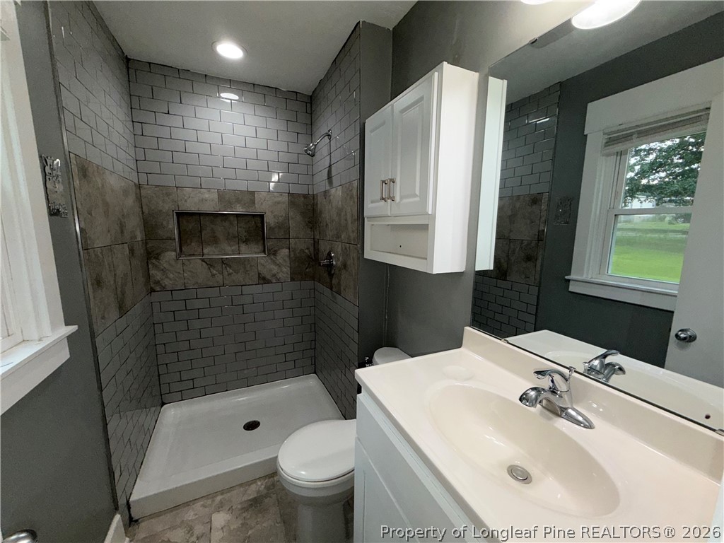1112 Riverside Circle Spring Lake, NC 28390 - Photo 9 of 12 Primary Bathroom