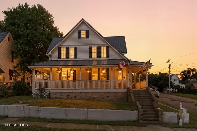 $314,900 | 402 Byrd Avenue, Harriman, TN 37748