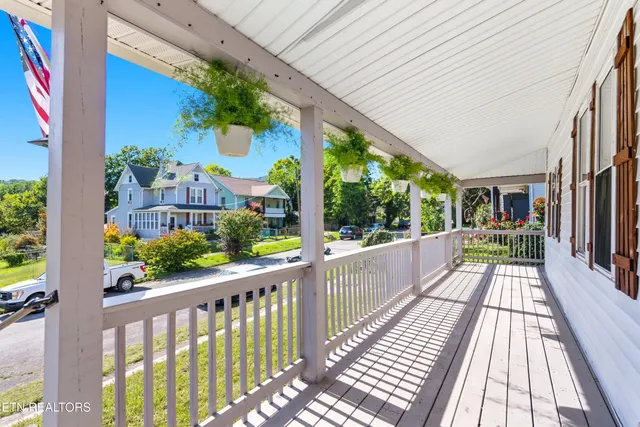 $314,900 | 402 Byrd Avenue, Harriman, TN 37748