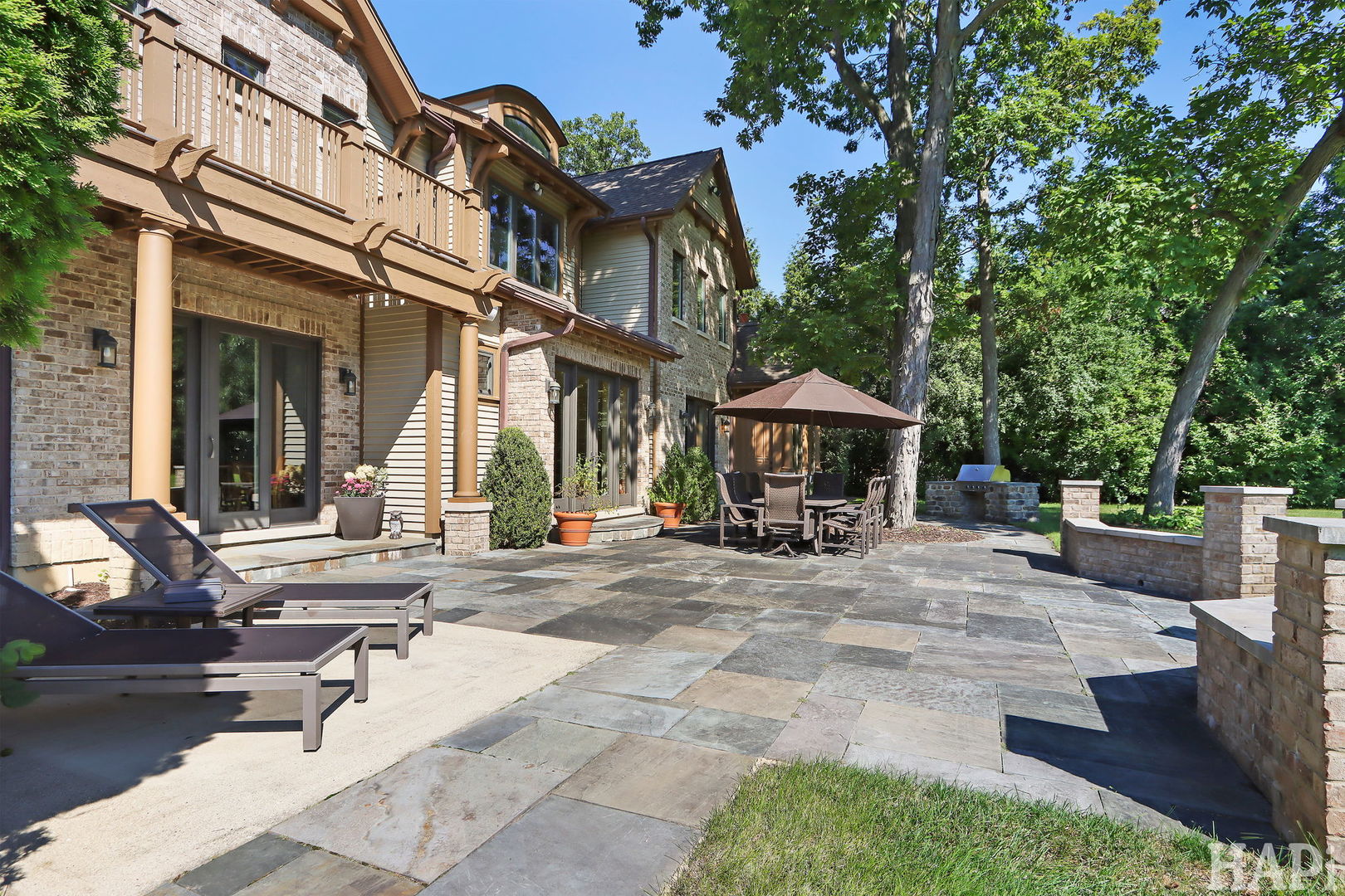 1425 Lee Road Northbrook, IL 60062 - Photo 49 of 53 a view of a building with sitting area