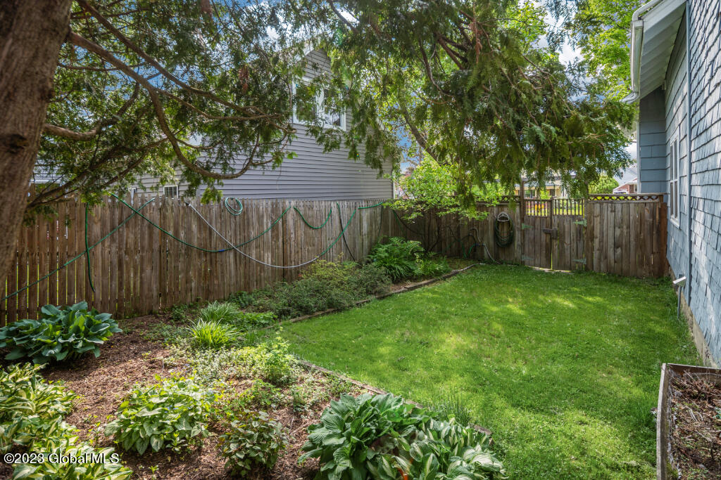 1606 Randolph Road Schenectady, NY 12308 - Photo 23 of 25 Exterior 04