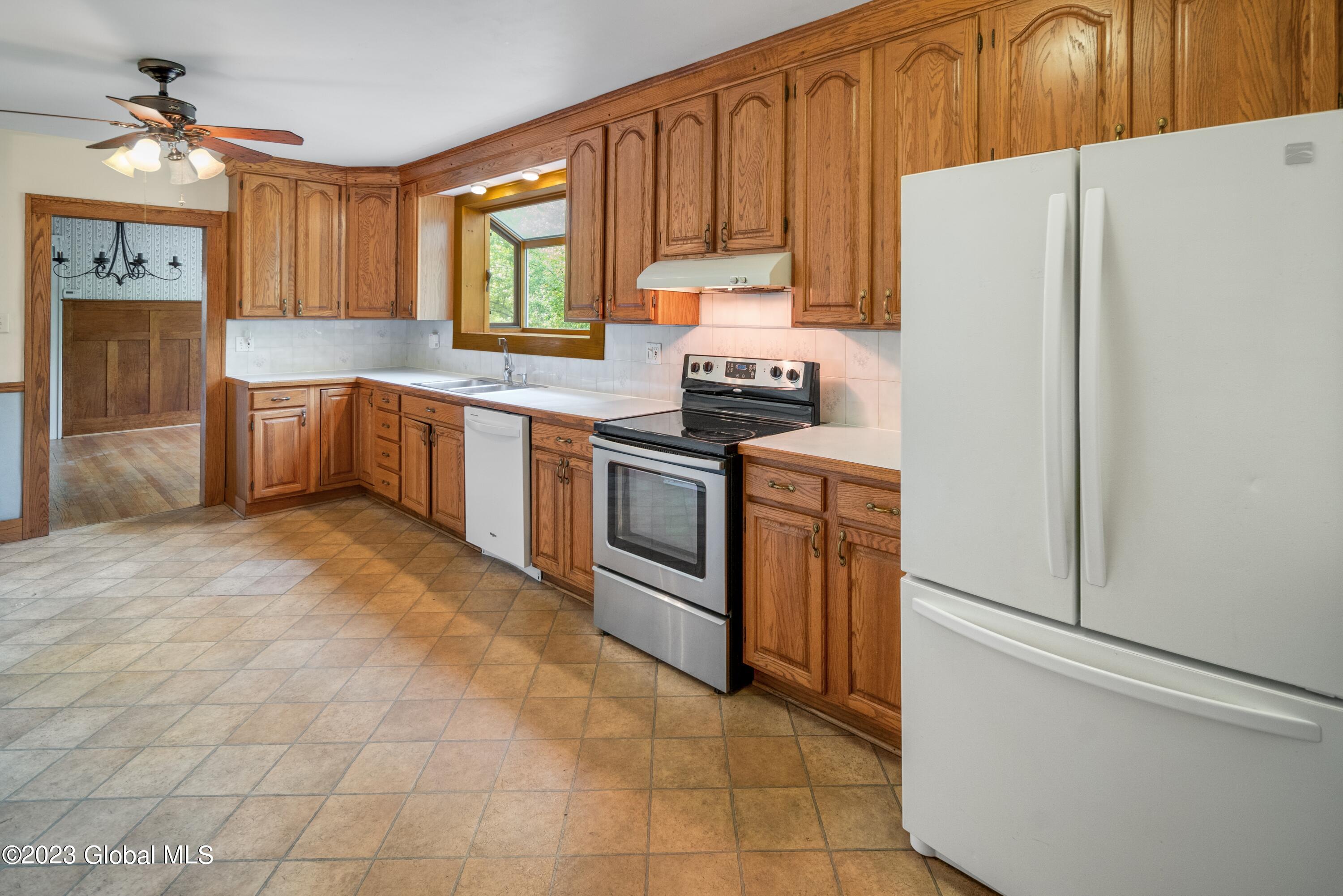 1606 Randolph Road Schenectady, NY 12308 - Photo 3 of 25 Interior 02