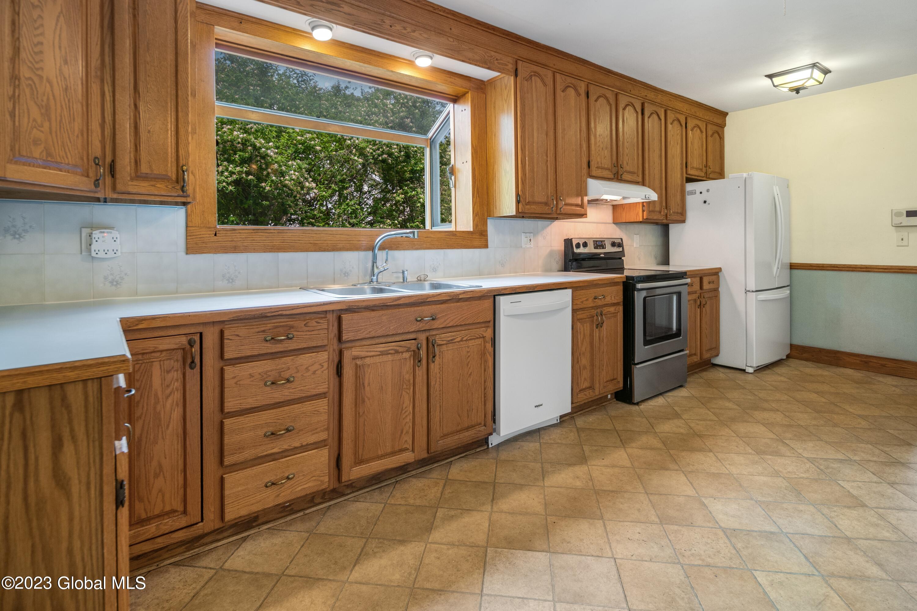 1606 Randolph Road Schenectady, NY 12308 - Photo 4 of 25 Interior 03