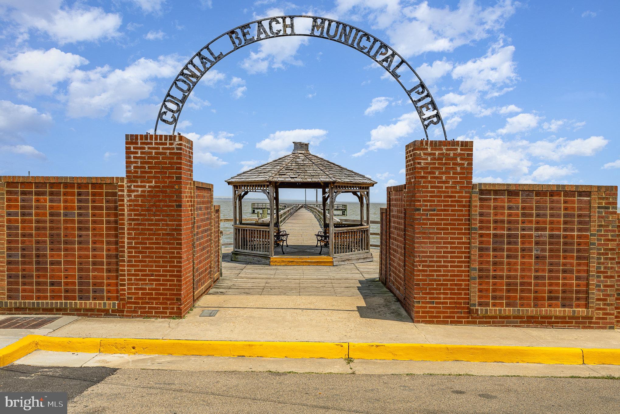 530 Monroe Bay Avenue Colonial Beach, VA 22443 - Photo 20 of 33 a view of swimming pool with open kitchen