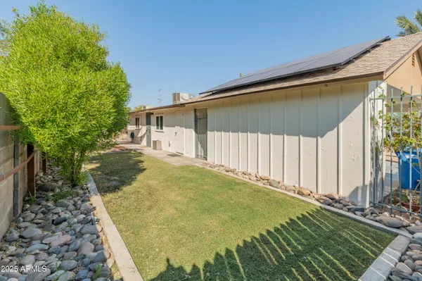 a view of a backyard