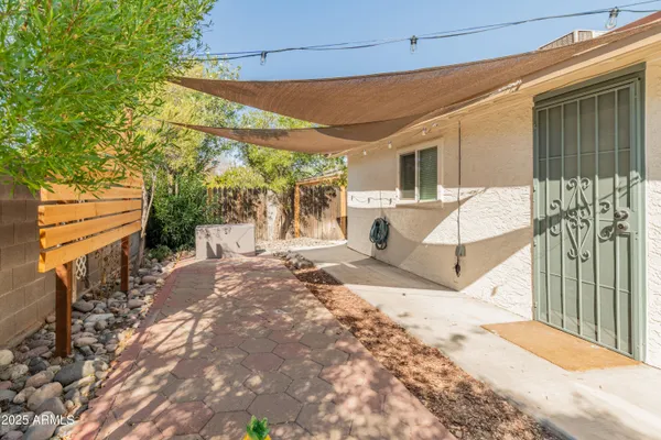 a view of a backyard with pathway