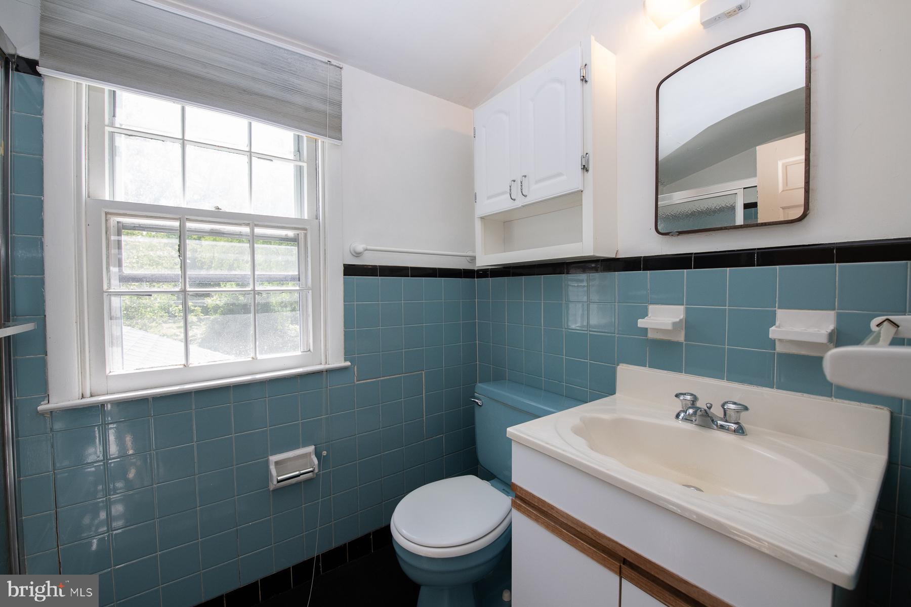 1400 Glenhardie Road Wayne, PA 19087 - Photo 14 of 29 3rd Floor full bath