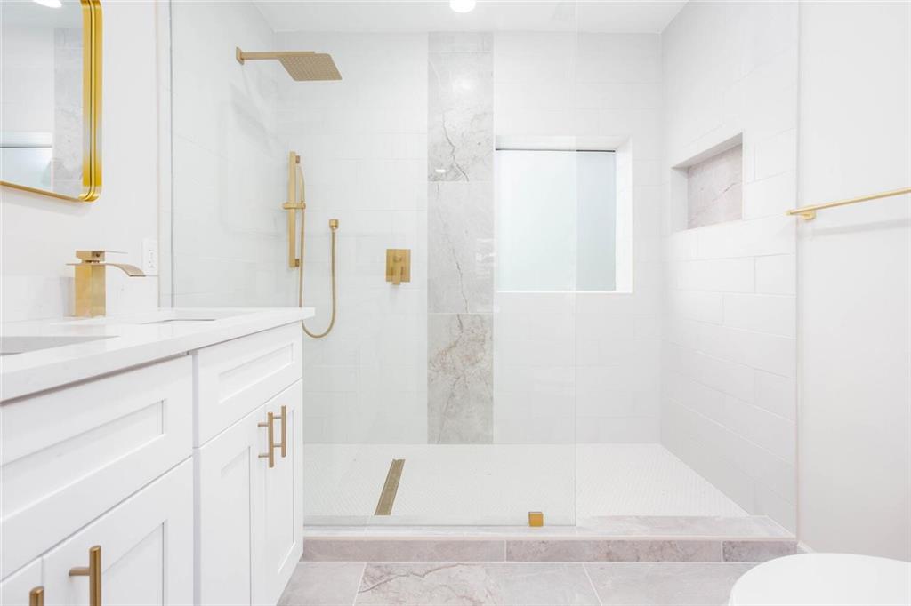 2131 Glendale Drive Decatur, GA 30032 - Photo 7 of 26 a bathroom with a bathtub and a sink