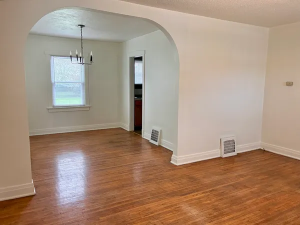 $1,300 | 254 Edward Street, Sycamore, IL 60178