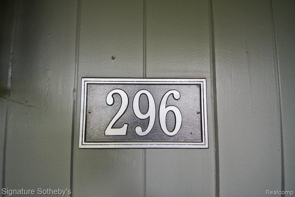 296 South Cranbrook Cross Road Bloomfield Hills, MI 48301 - Photo 7 of 24 IMG_8425.jpg