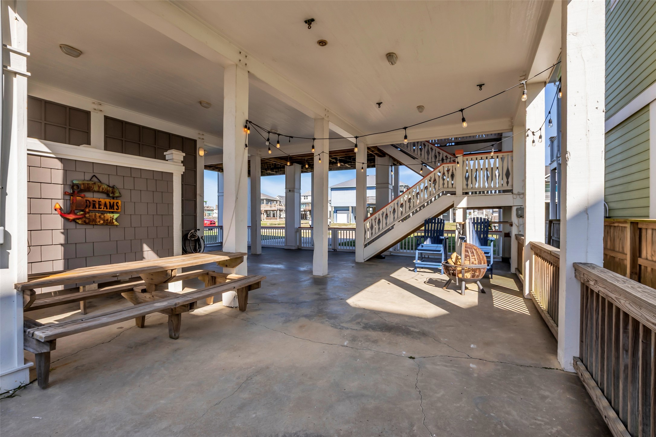 911 Tidelands Crystal Beach, TX 77650 - Photo 4 of 25 a living room with lots of furniture and a wooden floors