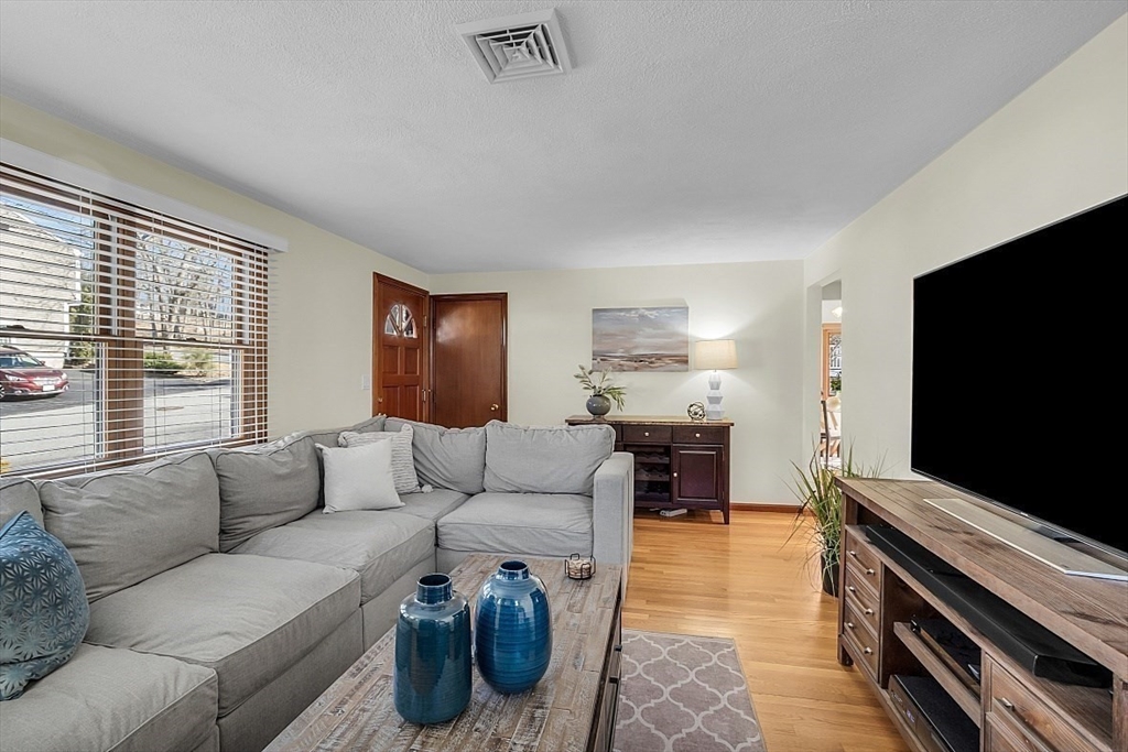 62 Longfellow Road Reading, MA 01867 - Photo 3 of 41 Gallery Image 3