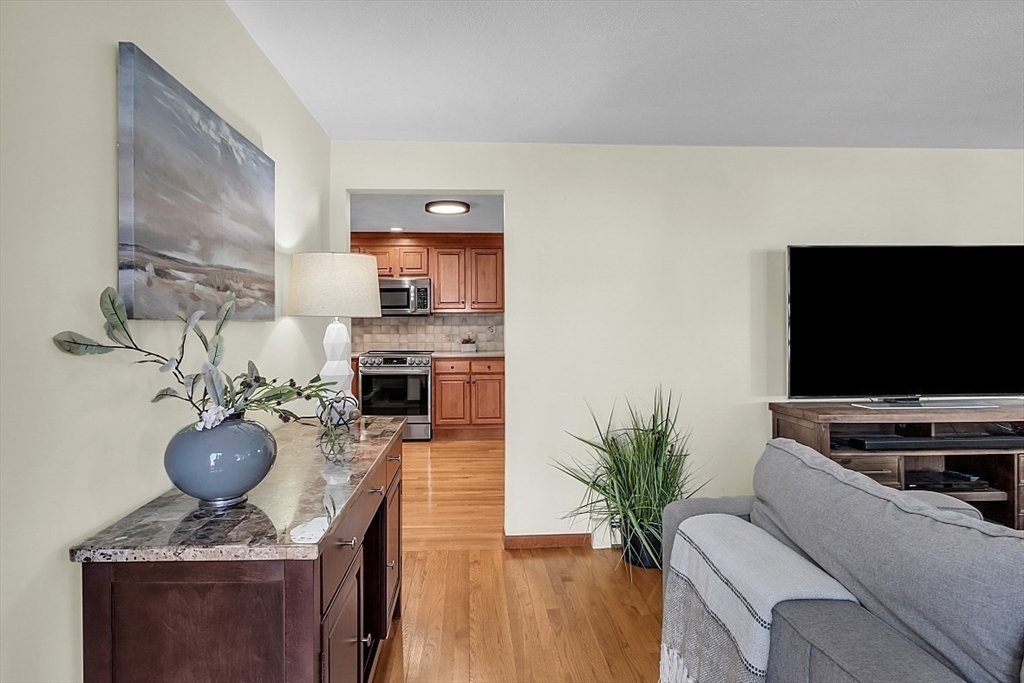 62 Longfellow Road Reading, MA 01867 - Photo 4 of 41 Gallery Image 4