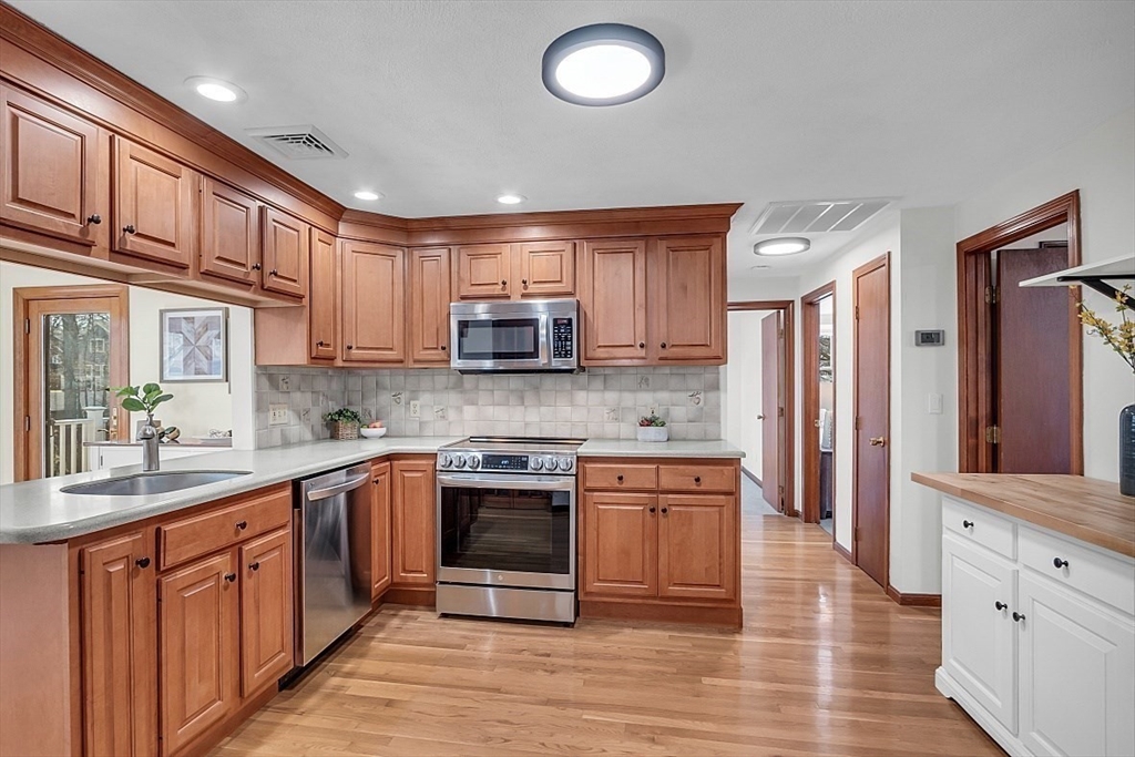 62 Longfellow Road Reading, MA 01867 - Photo 6 of 41 Gallery Image 6