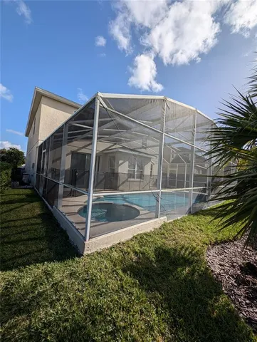 a view of a backyard