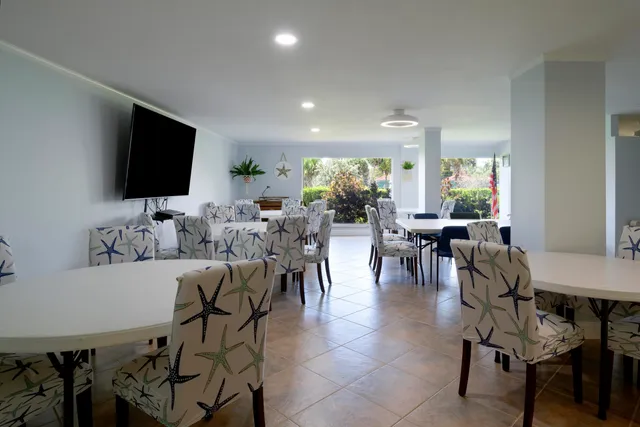 a view of a big room with a big yard