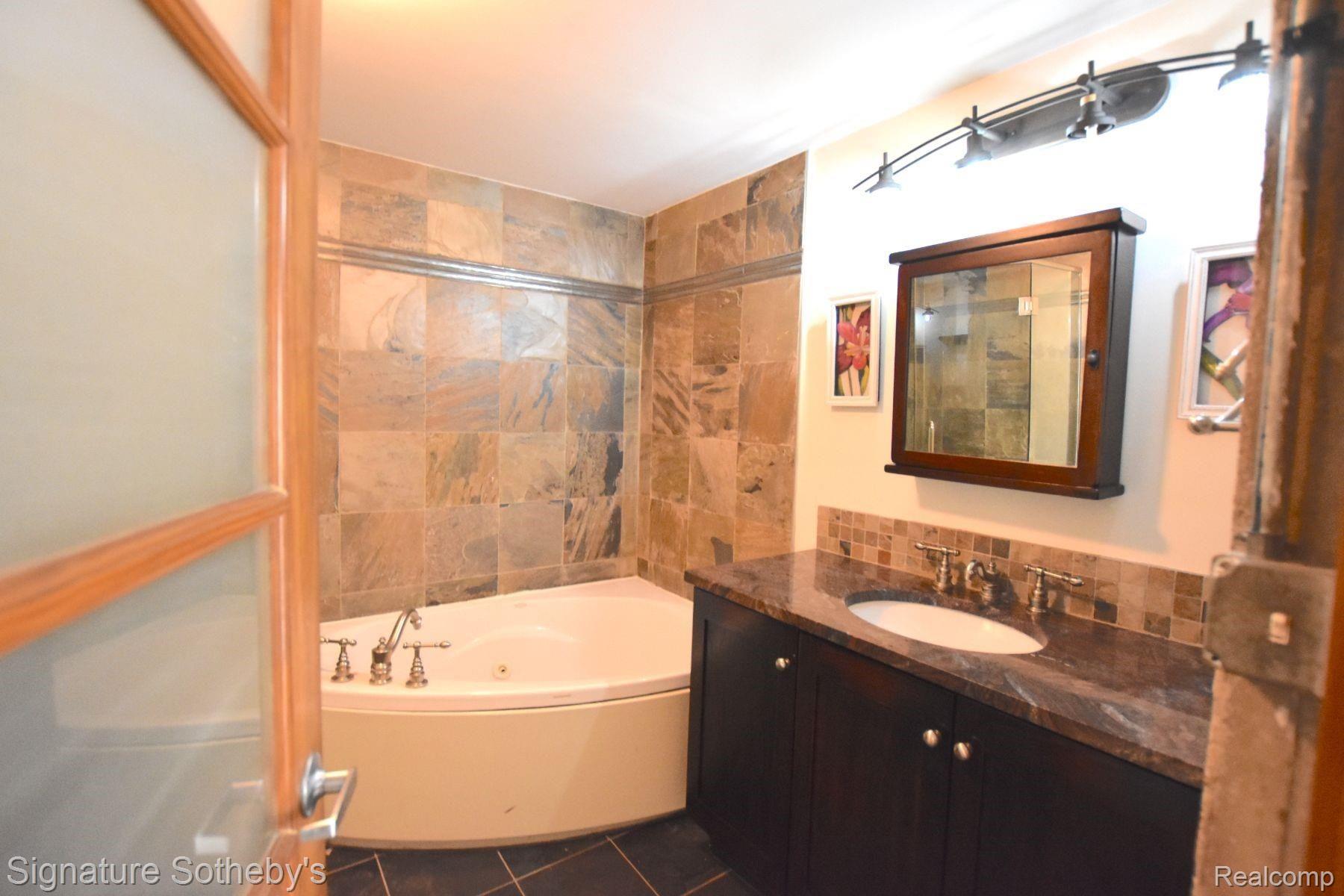 2915 John R Street, Unit 304 Detroit, MI 48201 - Photo 12 of 23 15.jpg