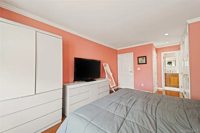 $750,000 | 12-35 Robin Lane, Unit UPPR | Bay Terrace