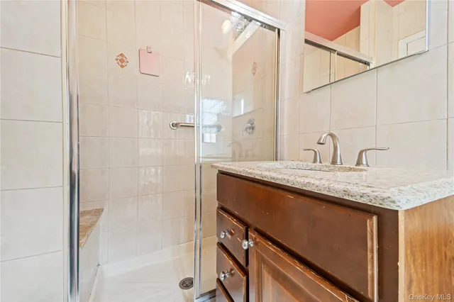 $750,000 | 12-35 Robin Lane, Unit UPPR | Bay Terrace