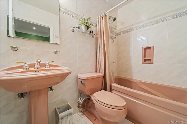 $750,000 | 12-35 Robin Lane, Unit UPPR | Bay Terrace