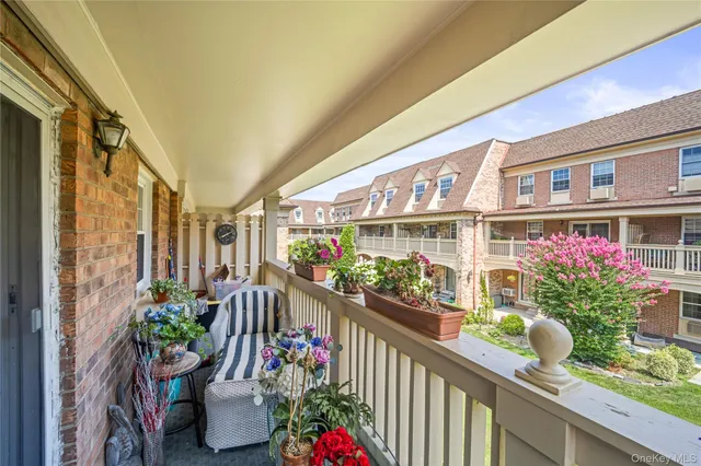 $750,000 | 12-35 Robin Lane, Unit UPPR | Bay Terrace