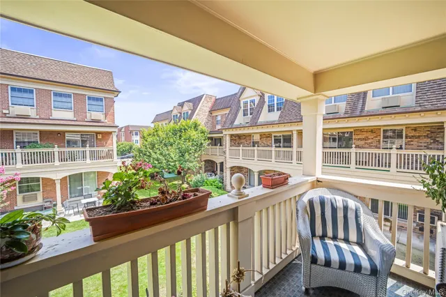 $750,000 | 12-35 Robin Lane, Unit UPPR | Bay Terrace