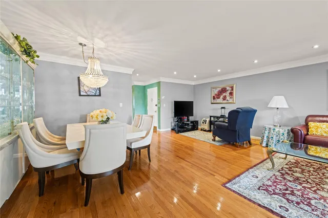 $750,000 | 12-35 Robin Lane, Unit UPPR | Bay Terrace