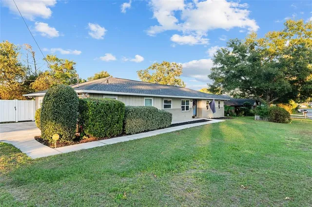 a view of a house with backyard and garden
