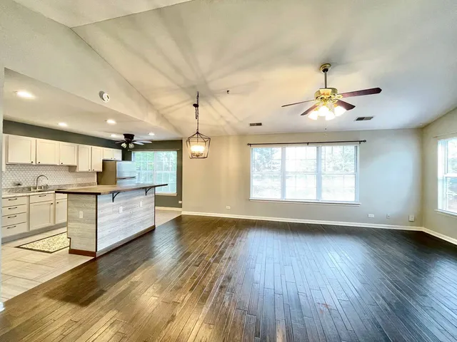 $3,100 | 433 Gloria Lane, Unit 433, Oswego, IL 60543