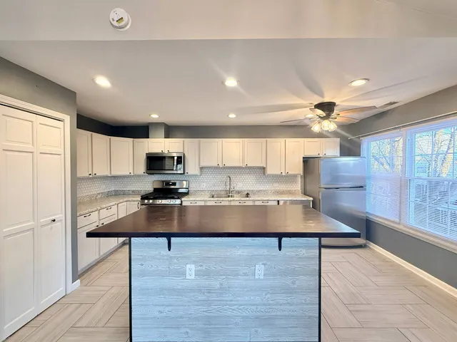 $3,100 | 433 Gloria Lane, Unit 433, Oswego, IL 60543