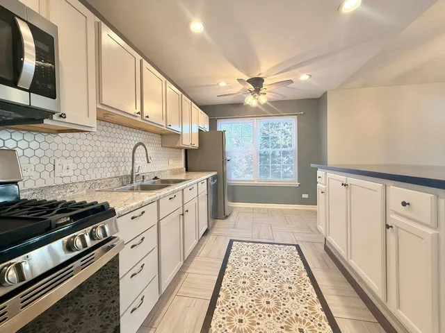 $3,100 | 433 Gloria Lane, Unit 433, Oswego, IL 60543