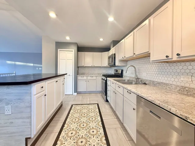 $3,100 | 433 Gloria Lane, Unit 433, Oswego, IL 60543