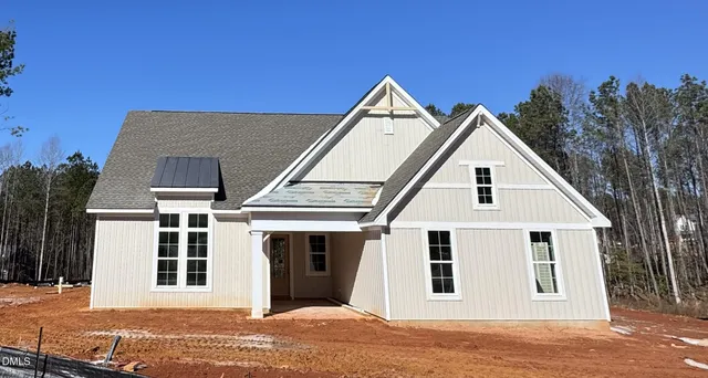 a view of a house with backyard