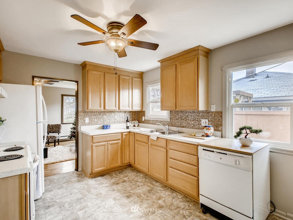623 South Rochester Street Tacoma, WA 98465 - Photo 8 of 19