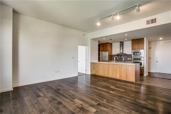 $3,000 | 2323 North Houston Street, Unit 516, Dallas, TX 75219