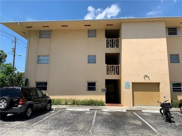 $1,450 | 1050 East Sample Road, Unit 110, Pompano Beach, FL 33064