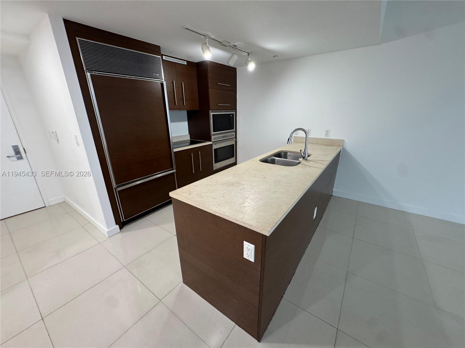 475 Brickell Avenue, Unit 4512 Miami, FL 33131 - Photo 17 of 32 a utility room with washer and dryer