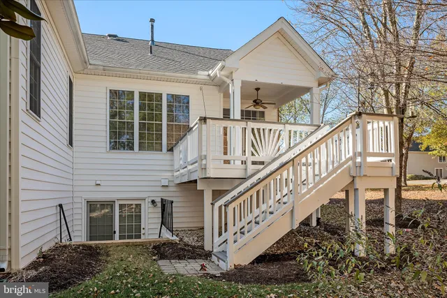 a view of a back yard