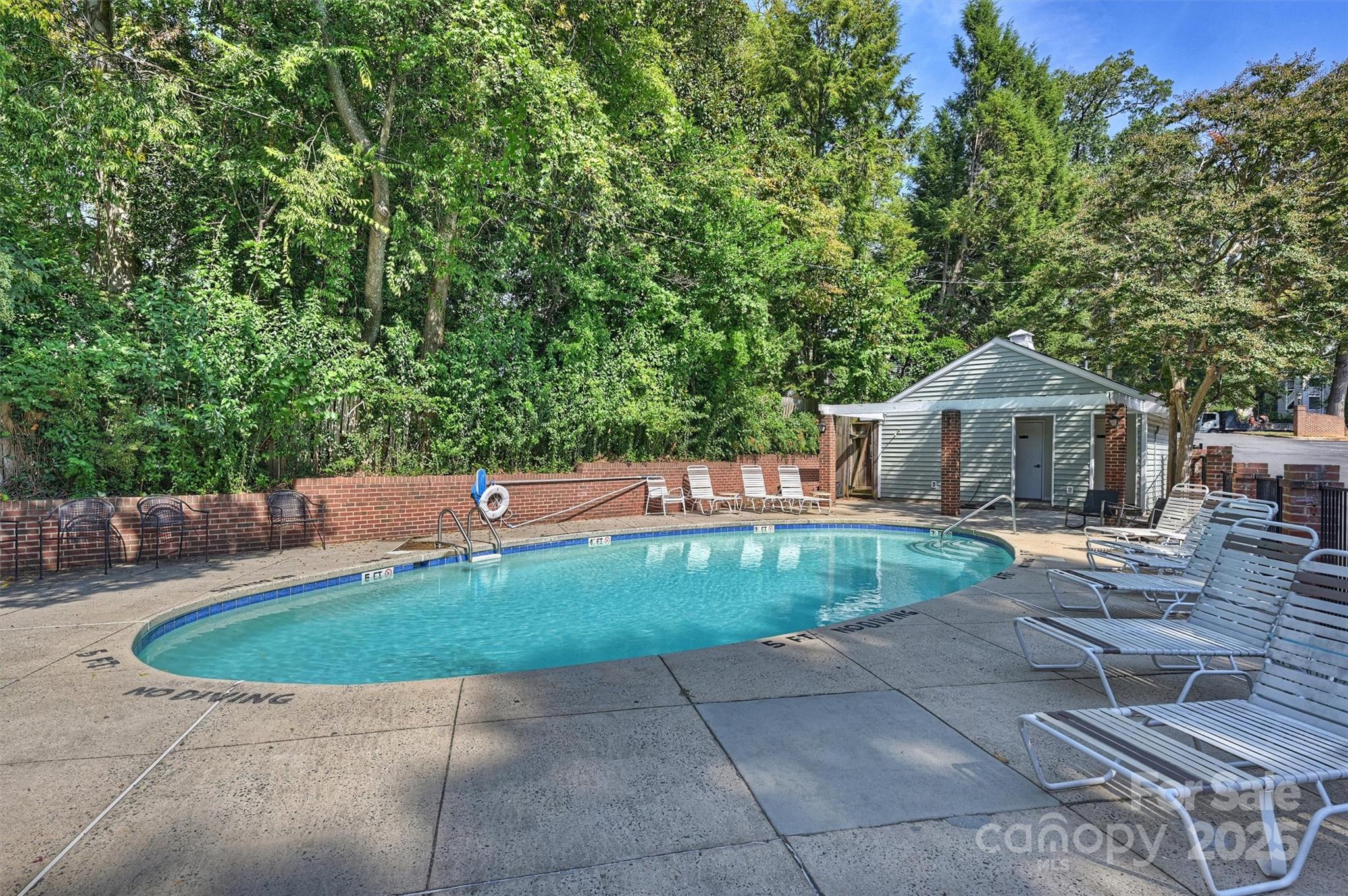 430 Queens Road, Unit 712 Charlotte, NC 28204 - Photo 39 of 43 a backyard of a house with table and chairs