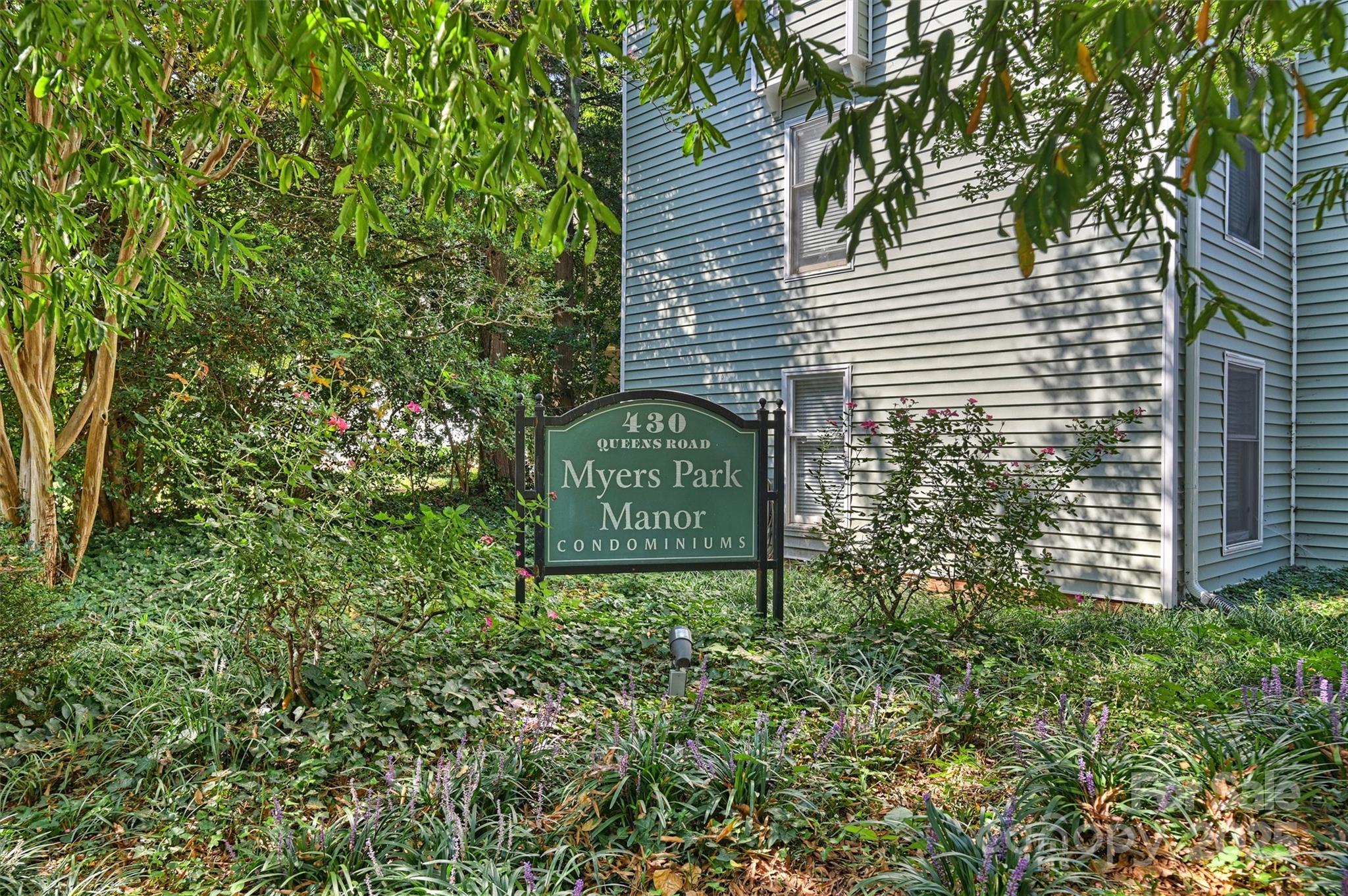 430 Queens Road, Unit 712 Charlotte, NC 28204 - Photo 42 of 43 a sign on the side of a building