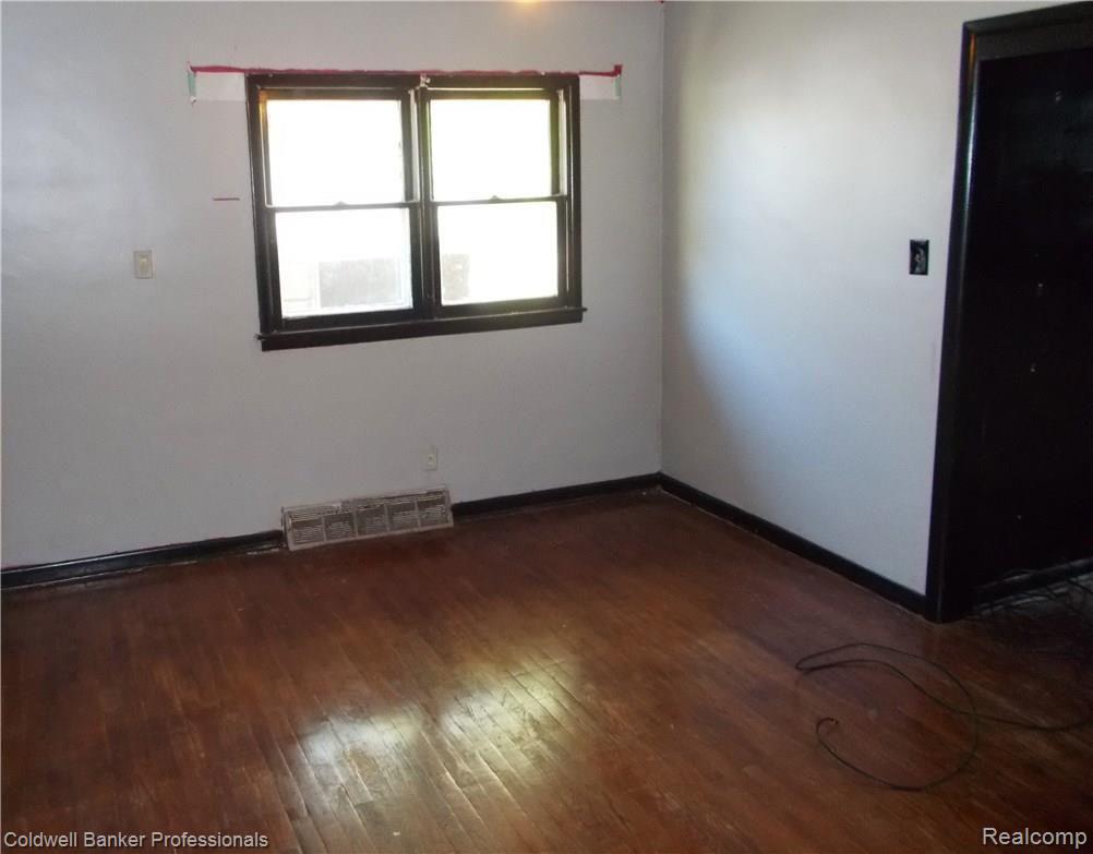 216 West Kennett Road Pontiac, MI 48340 - Photo 5 of 10 010.JPG